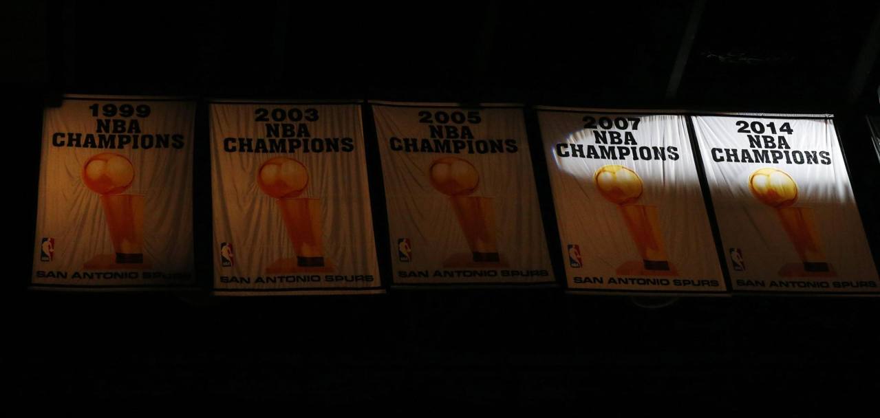I 5 banner per i titoli vinti dagli Spurs: 1999, 2003, 2005, 2007, 2014. Epa